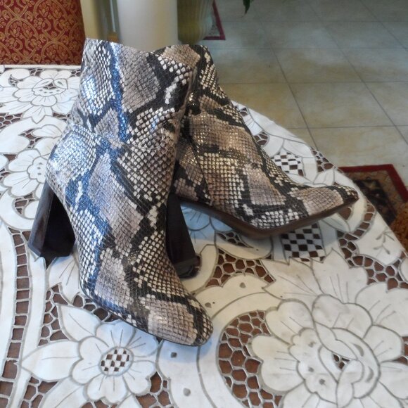 Tory Burch Python Print Ankle Heeled Boots Size 8.5M - Picture 2 of 16